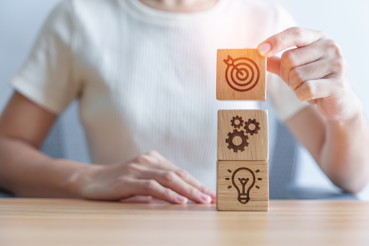 Bloques de madera con iconos de estrategia